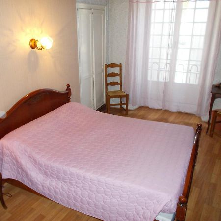 Logis Hotel Restaurant La Chaumiere Турнон-сюр-Рон Екстериор снимка