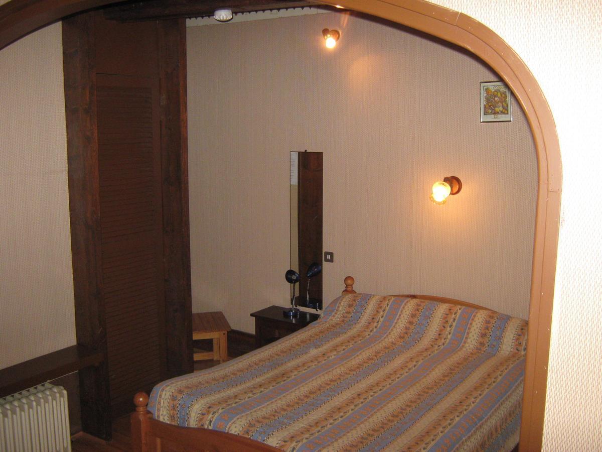 Logis Hotel Restaurant La Chaumiere Турнон-сюр-Рон Екстериор снимка