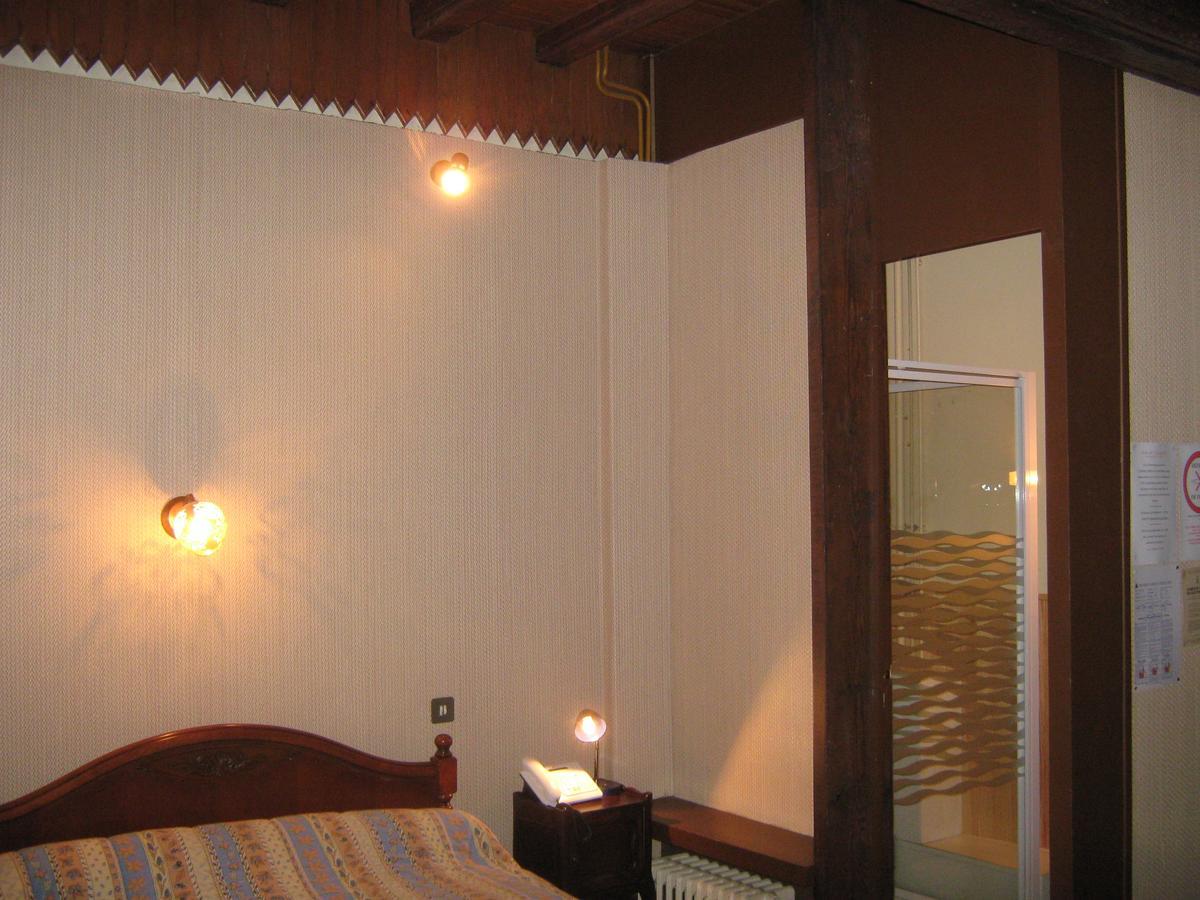 Logis Hotel Restaurant La Chaumiere Турнон-сюр-Рон Екстериор снимка